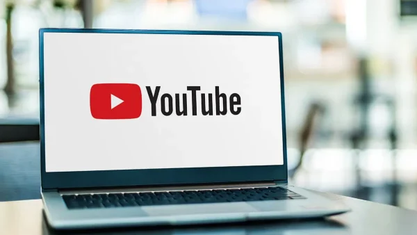 YouTube, nouveau centre de gravité des médias : comment la plateforme redéfinit l’information, la télévision et les marques