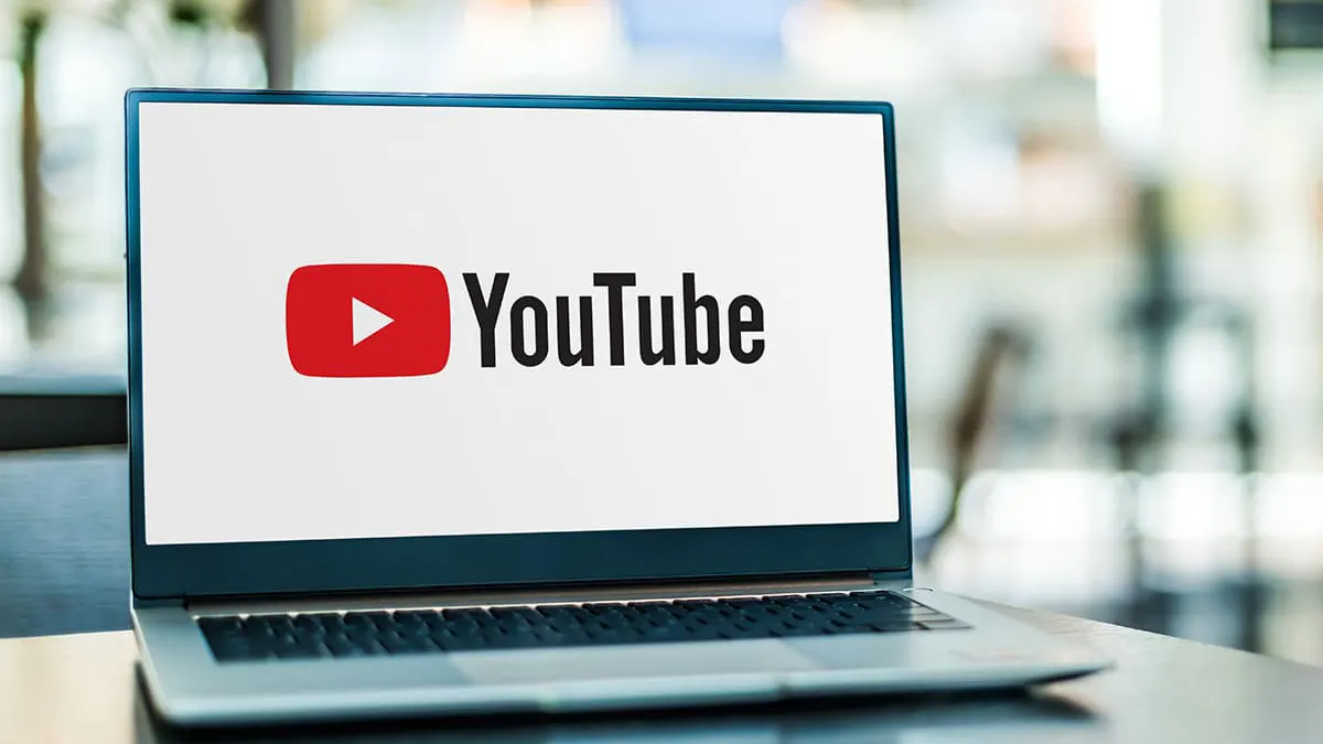 YouTube, nouveau centre de gravité des médias : comment la plateforme redéfinit l’information, la télévision et les marques