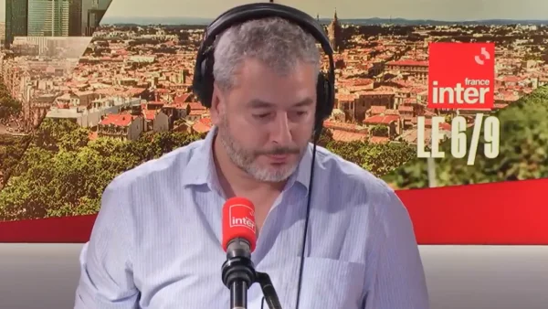 Ali Baddou rebondit sur LCP avec « DébatDoc » en prime time la saison prochaine