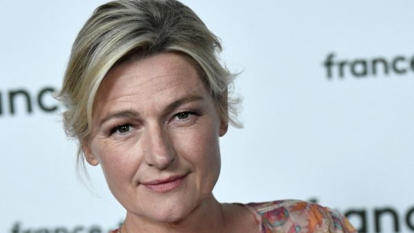 Anne-Elisabeth Lemoine met fin aux rumeurs et confirme son avenir à la tête de « C à vous »