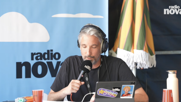 « La Dernière » poursuit sa tournée : Radio Nova mise sur la vidéo pour son émission avec Guillaume Meurice