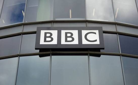 EXCLUSIF TVMAG.INFO :  La BBC prépare un late show en français pour ses plateformes, plusieurs animateurs approchés