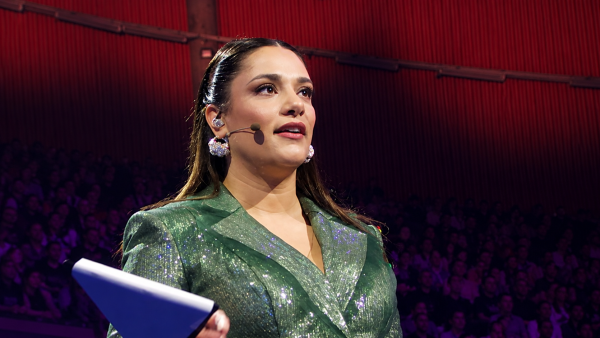 Farah Abadi, la nouvelle reine de la télévision suédoise : comment l&rsquo;animatrice de SVT s&rsquo;est imposée parmi les visages les plus populaires du pays
