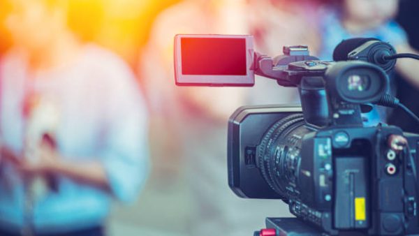 Journalistes « hybrides » : la profession peut-elle encore se permettre de tracer une frontière ?