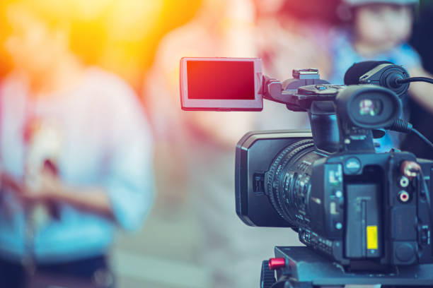 Journalistes « hybrides » : la profession peut-elle encore se permettre de tracer une frontière ?