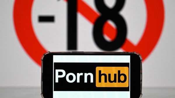 Devant l’Arcom, Pornhub refuse de contrôler directement l’âge de ses utilisateurs