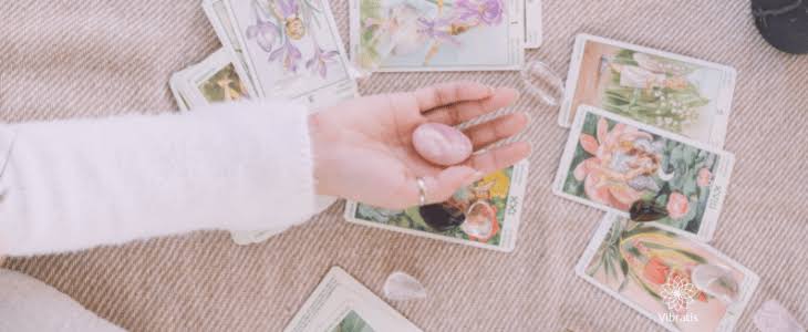 TikTok, voyance et tirages de cartes : comment les « guidances » sont devenues un phénomène viral