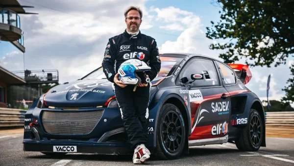 Julien Fébreau, voix de la F1 sur Canal+, s’impose en rallycross à Mayenne