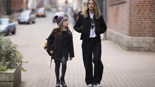 Audiences : « Sœurs » place France 2 devant TF1, mais la victoire reste contrastée