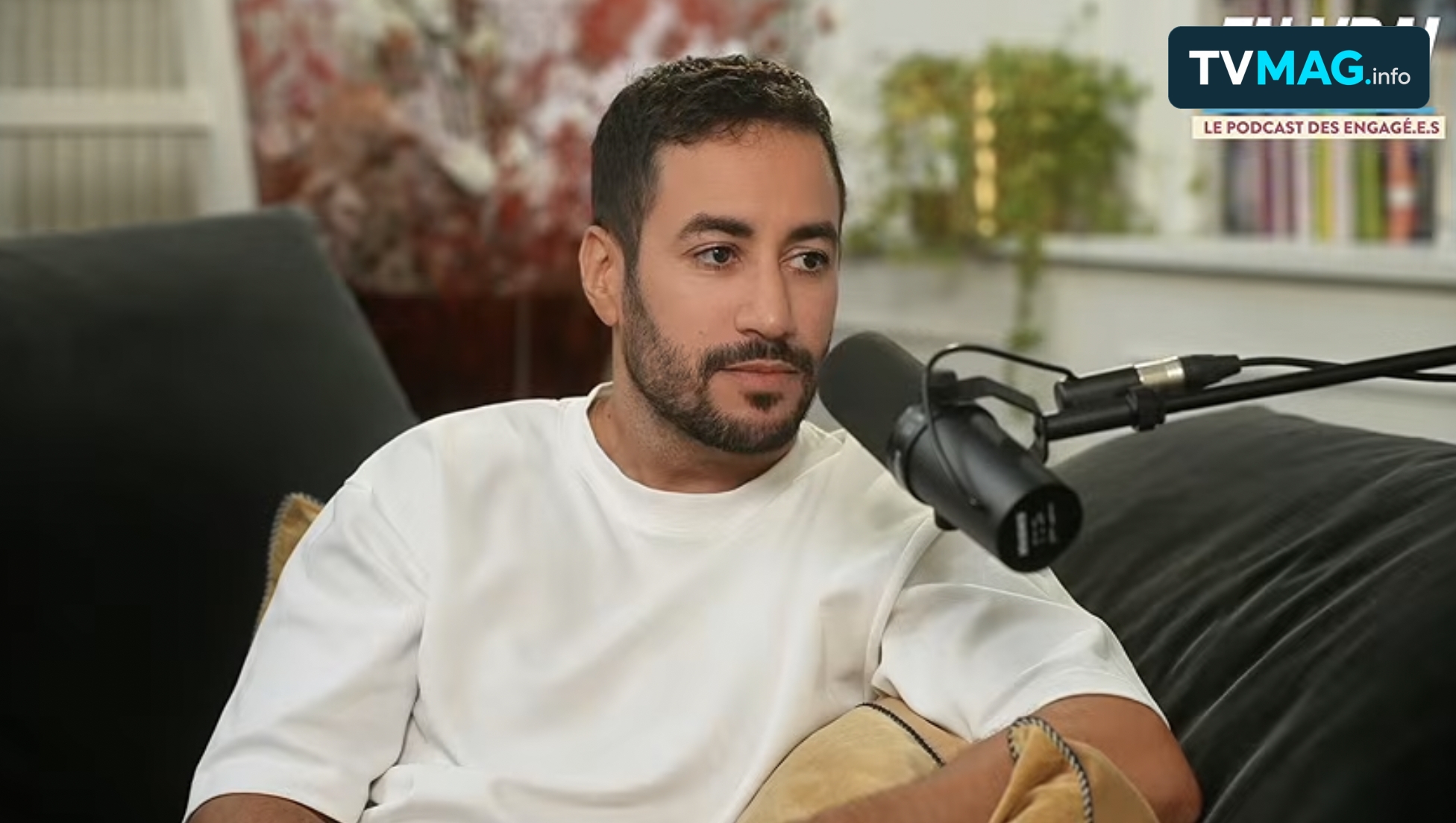 Face à Jeanne Baron, Akim Omiri défend son humour engagé : « Tout est politique »
